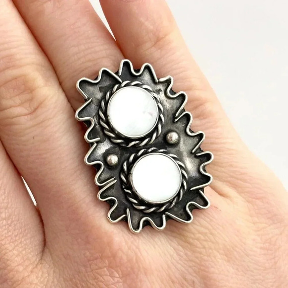 Vintage Jewelry - Southwest Style Mother of Pearl Vintage Freeform Wavy Vintage Ring - sz 7